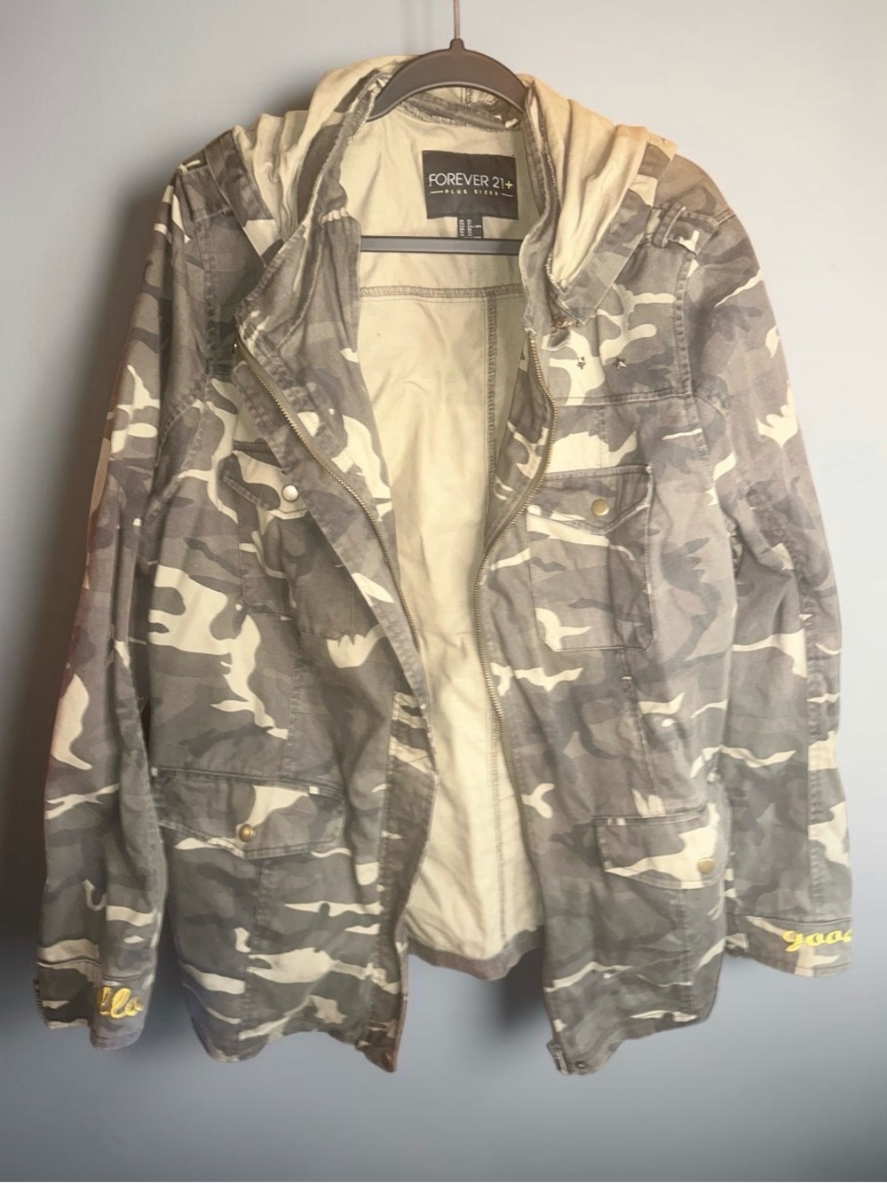 Forever 21 women’s Camouflage Hooded Jacket. Size 3XL
